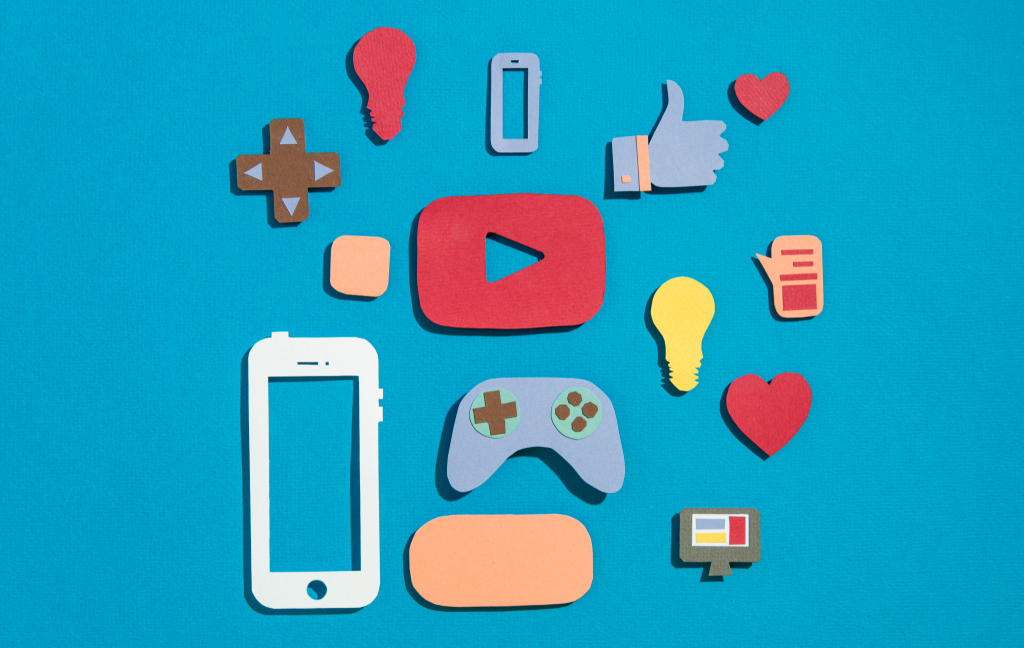 Celular y elementos digitales de videojuegos